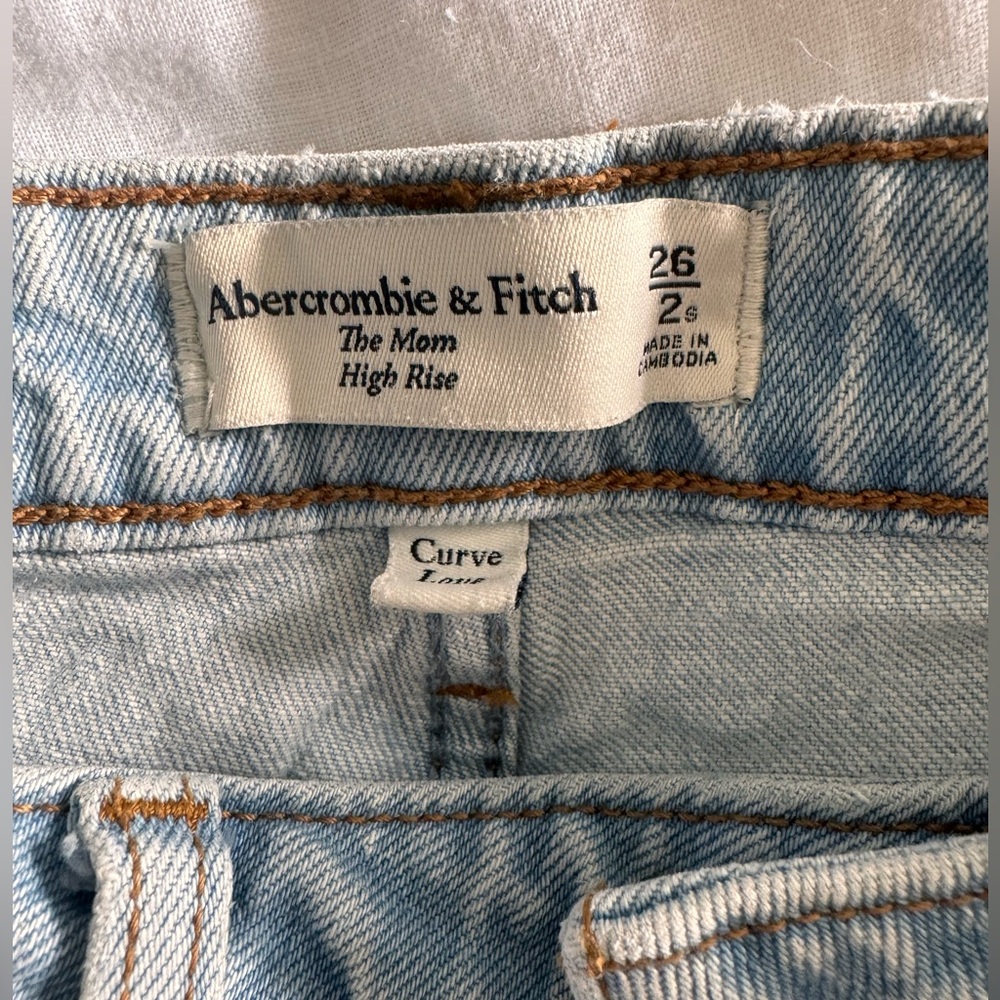 Abercrombie Curve Love High Rise Mom Jeans - Size 26/2Short
